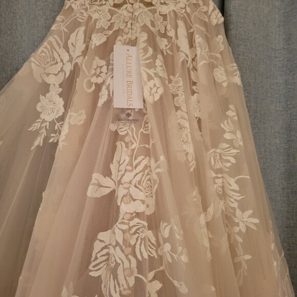 New Wedding Dress- Romantic lace and tulle A-line spaghetti strap Allure Bridals - Picture 12 of 13